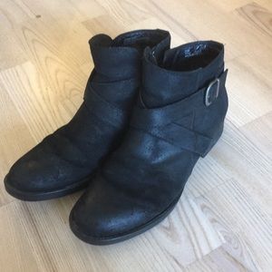 Born black boots
